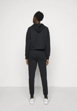 Set - Trainingspak - Black -Stijl Verkoop 46cc5e99ec61437f9c393a33727c91c2